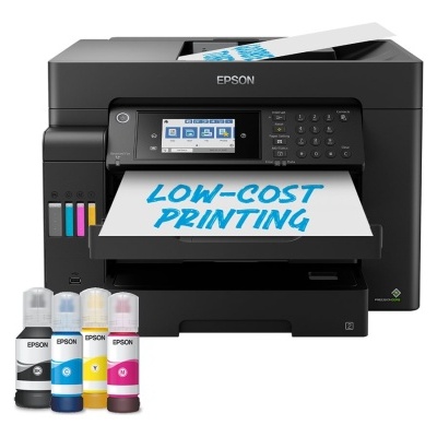 Impressora Epson preta mostrando impressão com texto LOW-COST PRINTING e quatro garrafas de tinta coloridas em frente.