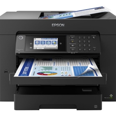 Impressora multifuncional Epson preta a imprimir um documento colorido