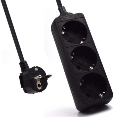 Extensão elétrica preta com três tomadas redondas e cabo com ficha de três pinos
