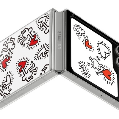 Smartphone dobrável Samsung com capa branca e desenhos estilizados de figuras humanas e corações vermelhos