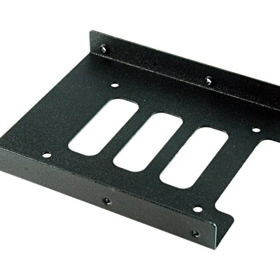 Suporte metálico preto com três aberturas retangulares e furos para parafusos