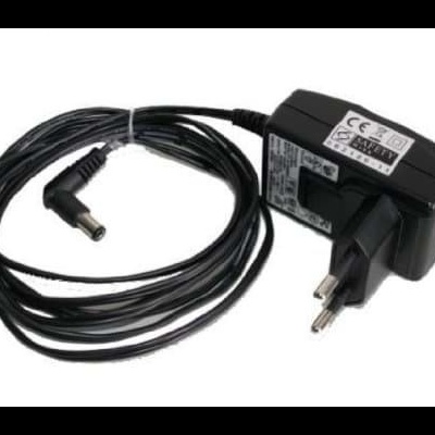 Adaptador de corrente preto com cabo longo e ficha europeia