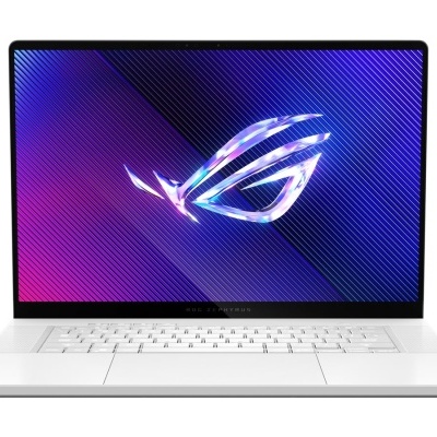 Computador portátil branco aberto com logótipo ROG no ecrã