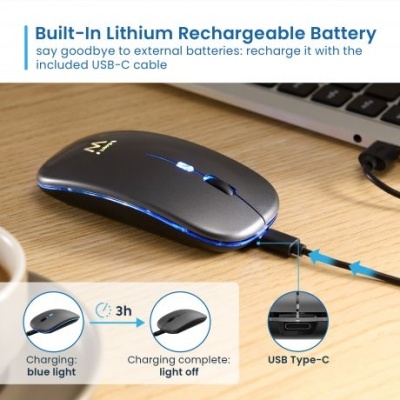 Rato de computador preto com cabo USB Tipo-C numa mesa de madeira