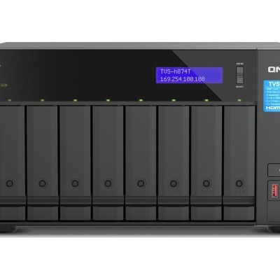 Dispositivo de armazenamento QNAP preto com 8 baias e ecrã digital azul