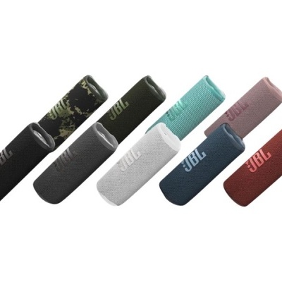 Colunas portáteis JBL de várias cores alinhadas.