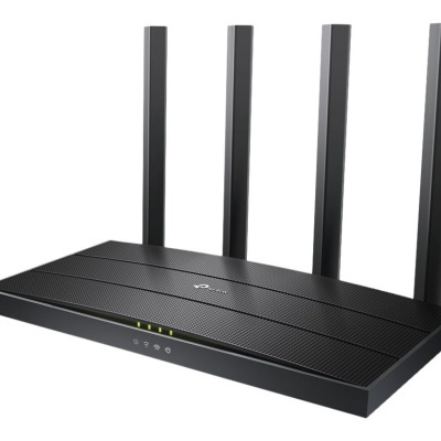 Roteador Wi-Fi preto com quatro antenas verticais e indicadores LED