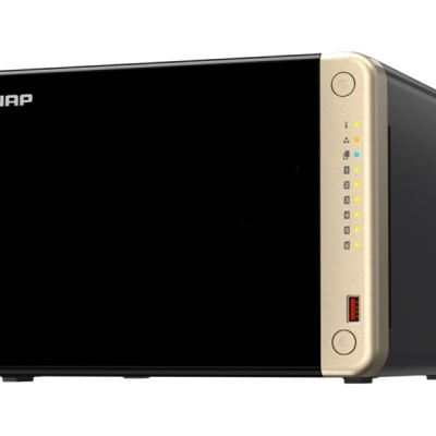 Dispositivo NAS QNAP preto com painel dourado e indicadores luminosos