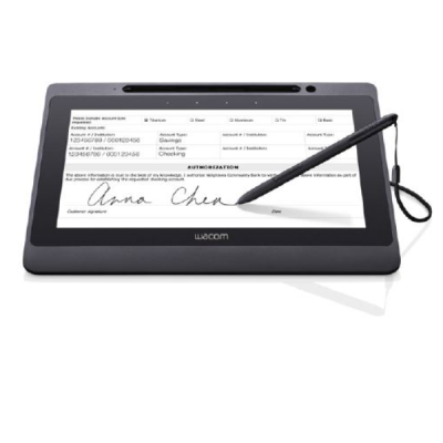 Mesa digitalizadora Wacom preta com caneta, exibindo formulário eletrônico assinado.