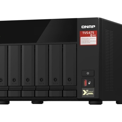 Dispositivo NAS QNAP preto modelo TVS-675 com seis compartimentos frontais e indicadores LED