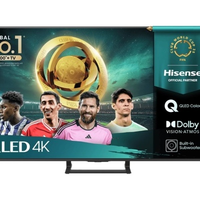 Monitor QLED 4K a mostrar quatro jogadores de futebol e um troféu dourado no ecrã