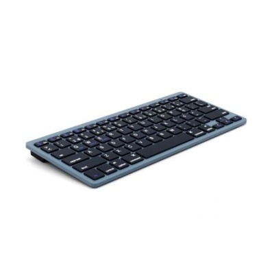 Teclado compacto preto sobre fundo branco