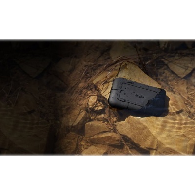 Caixa preta submersa em água clara sobre pedras