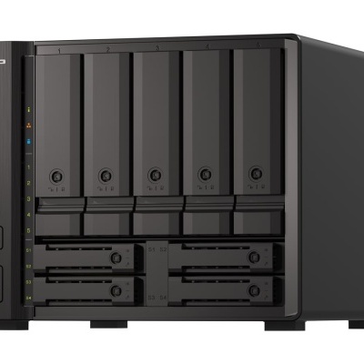 Dispositivo de armazenamento QNAP preto com cinco compartimentos frontais e botões