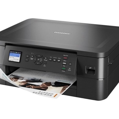 Impressora multifuncional preta Brother a imprimir