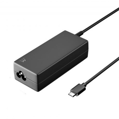 Carregador USB-C preto no fundo branco