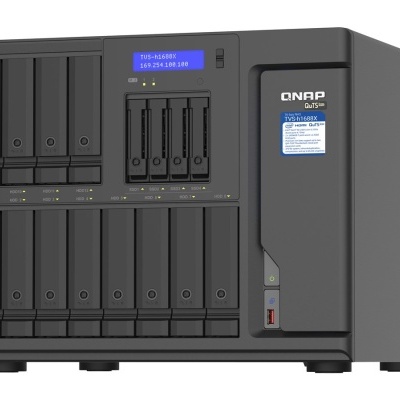 Unidade de armazenamento de rede QNAP preta com múltiplas ranhuras para discos e visor digital