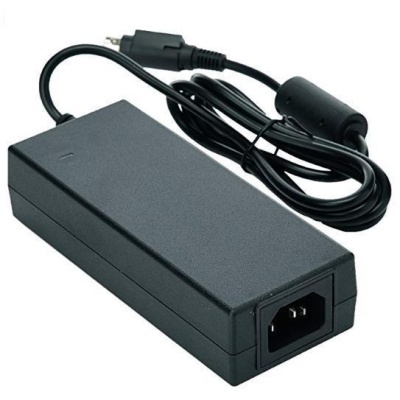 Carregador elétrico preto com cabo e conector padrão