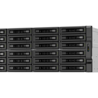 Servidor preto com múltiplas baias para discos suportado por chassi metálico cinzento