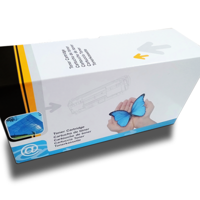 Embalagem de cartucho de toner branco com imagem de borboleta azul na mão