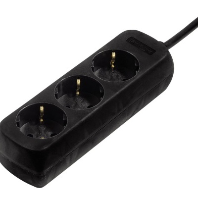 Extensão elétrica preta com três tomadas redondas
