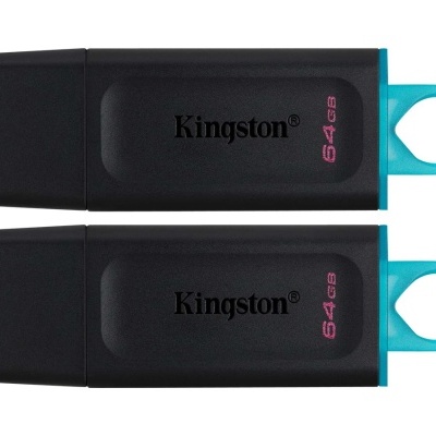 Dois pen drives Kingston pretos com detalhes azuis e texto Kingston® 64GB em rosa