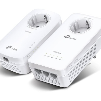 Adaptadores de rede elétrica TP-Link brancos com tomadas integradas e portas Ethernet