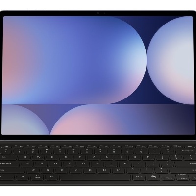 Tablet com ecrã e teclado preto em fundo branco