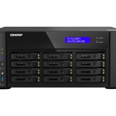 Equipamento preto QNAP para armazenamento com 12 compartimentos para discos rígidos e ecrã azul LCD.
