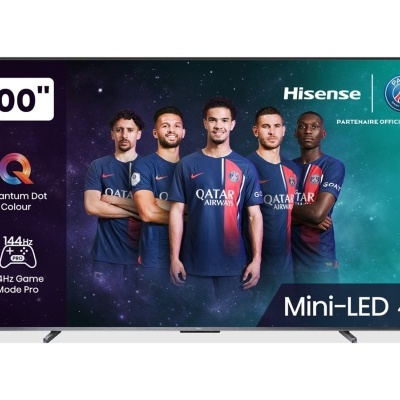 Televisor Hisense Mini-LED 4K de 100 polegadas com jogadores de futebol PSG na tela