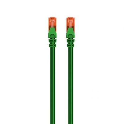 Cabo de rede verde com conectores RJ45 laranja e verde sobre fundo branco