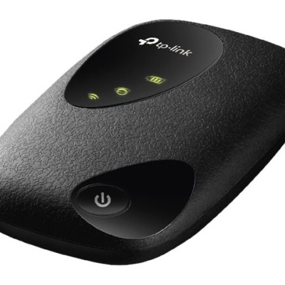 Router móvel TP-Link preto com botões iluminados