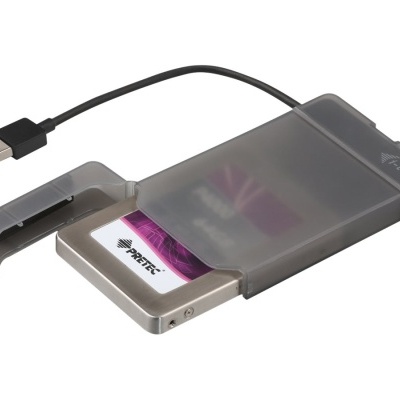 Leitor de cartão de memória USB cinzento translúcido com cabo preto e cartão inserido