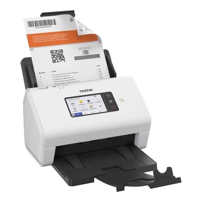 Impressora branca Brother a imprimir documento com código QR e texto