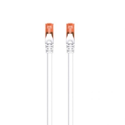 Cabo de rede branco com conectores RJ45 laranja