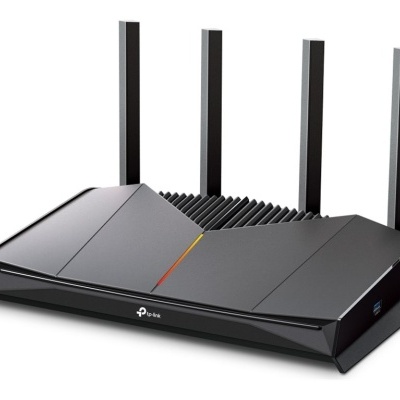 Roteador wireless preto TP-Link com quatro antenas verticais e luzes indicadoras