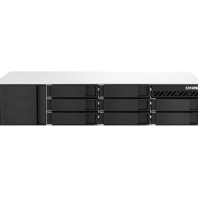 Servidor QNAP preto e branco com várias baias para discos