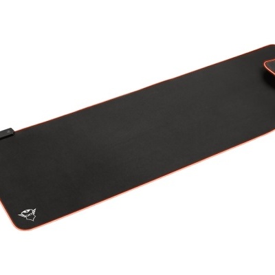 Tapete para rato preto com costura laranja e conector USB