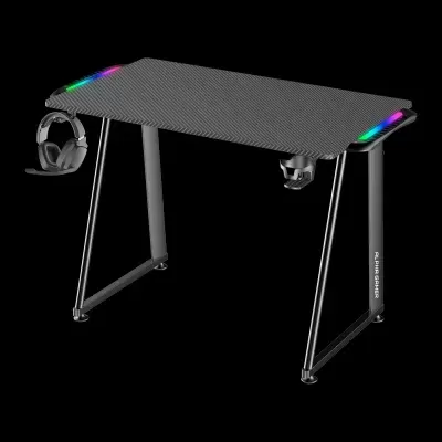 Secretária preta com iluminação RGB e auscultadores pendurados