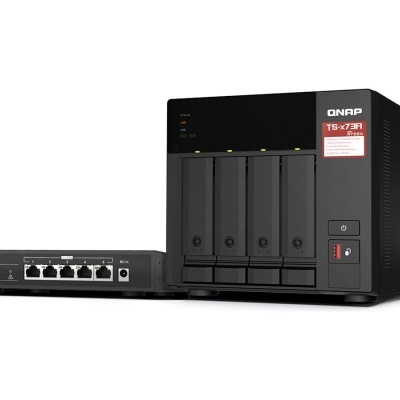 Dispositivo de armazenamento QNAP TS-x75 preto com quatro gavetas e switch Ethernet de cinco portas