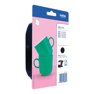 Cartucho de tinta preto Brother LC227XL em embalagem com duas canecas verdes empilhadas sobre fundo rosa e azul