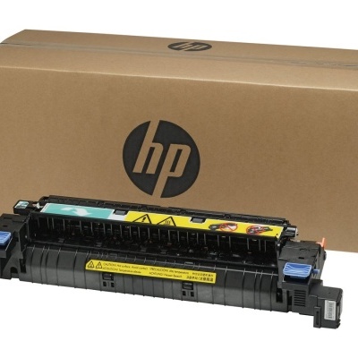 Fusor de impressora preto com peças azuis e etiquetas amarelas ao lado de caixa castanha de papelão com logo HP