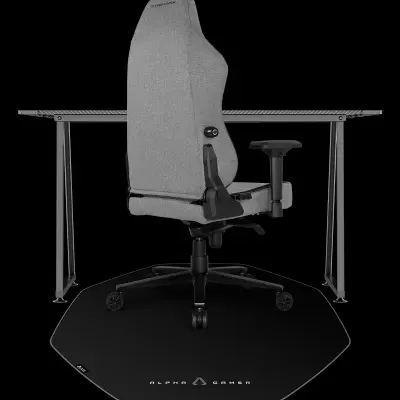 Cadeira de escritório cinza e tapete preto ALPHA GAMER em mesa preta