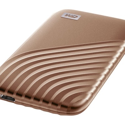 Disco rígido externo portátil dourado com padrão de linhas curvas em relevo e etiqueta WD.