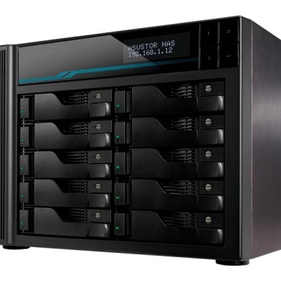 Dispositivo NAS preto com 10 compartimentos e visor digital