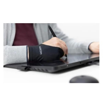 Pessoa a usar tablet gráfico Wacom com luva preta