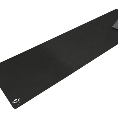 tapete preto com canto desdobrado e logotipo branco