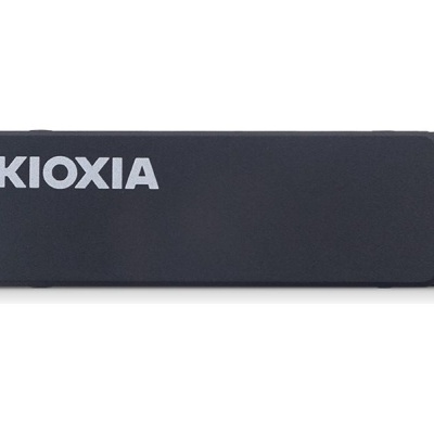 Disco SSD interno KIOXIA M.2 preto com escrita branca em fundo branco