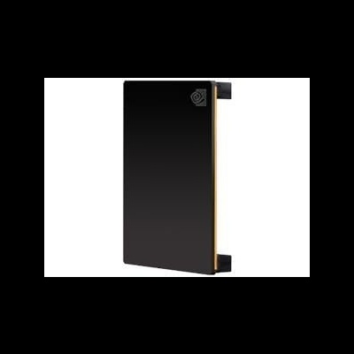 Placa retangular preta com bordas douradas e presilhas pretas.