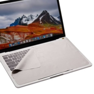 Computador portátil prata com película protetora sobre o teclado